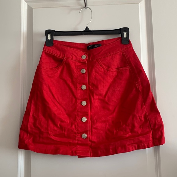 Red skirt with buttons - Picture 1 of 3